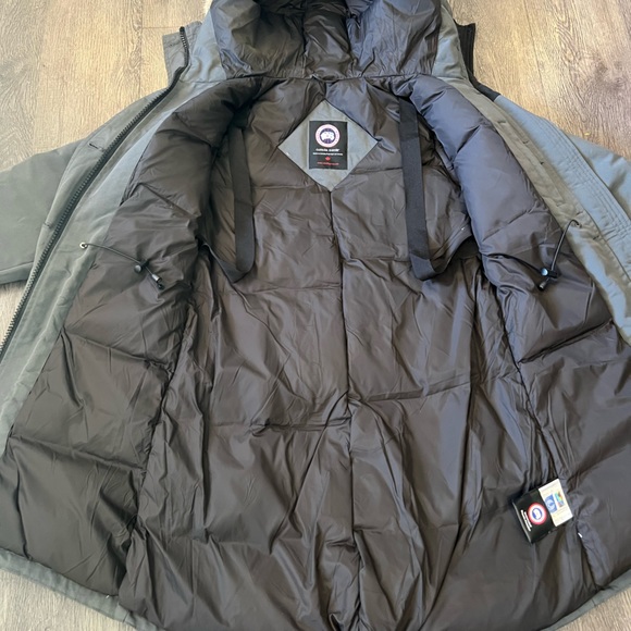 Canada Goose Rossclair Parka. Size Medium - Picture 10 of 16
